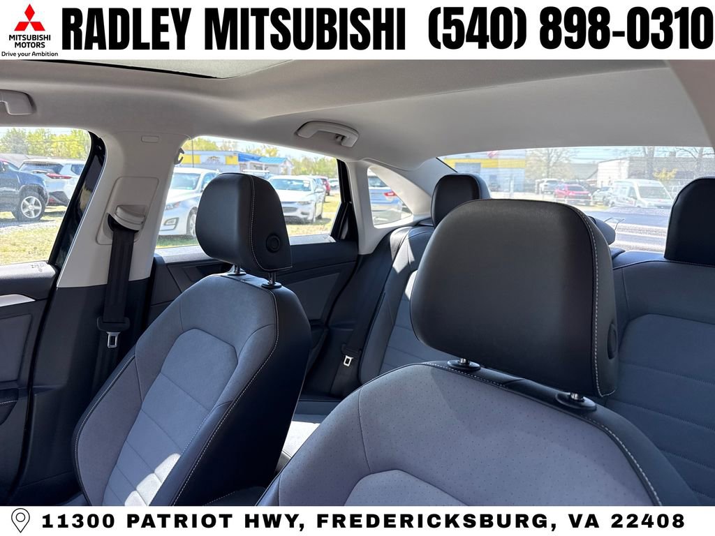 Used 2025 Volkswagen Jetta SE w/ Sunroof Package image 2