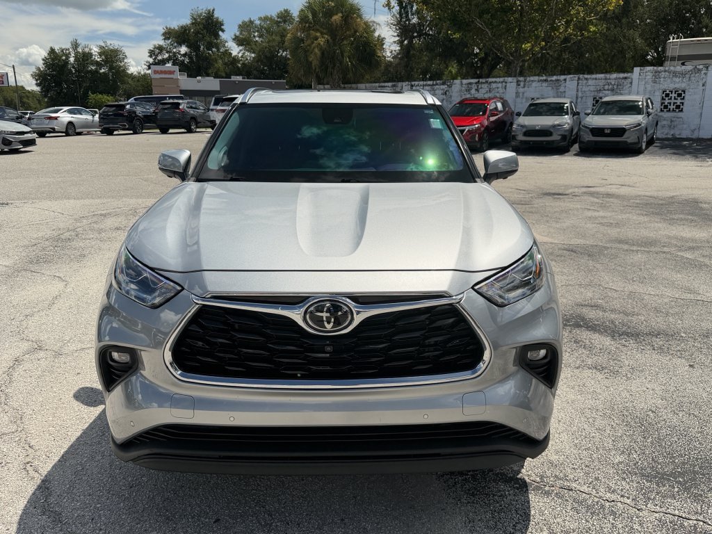 Used 2023 Toyota Highlander Limited FWD image 3