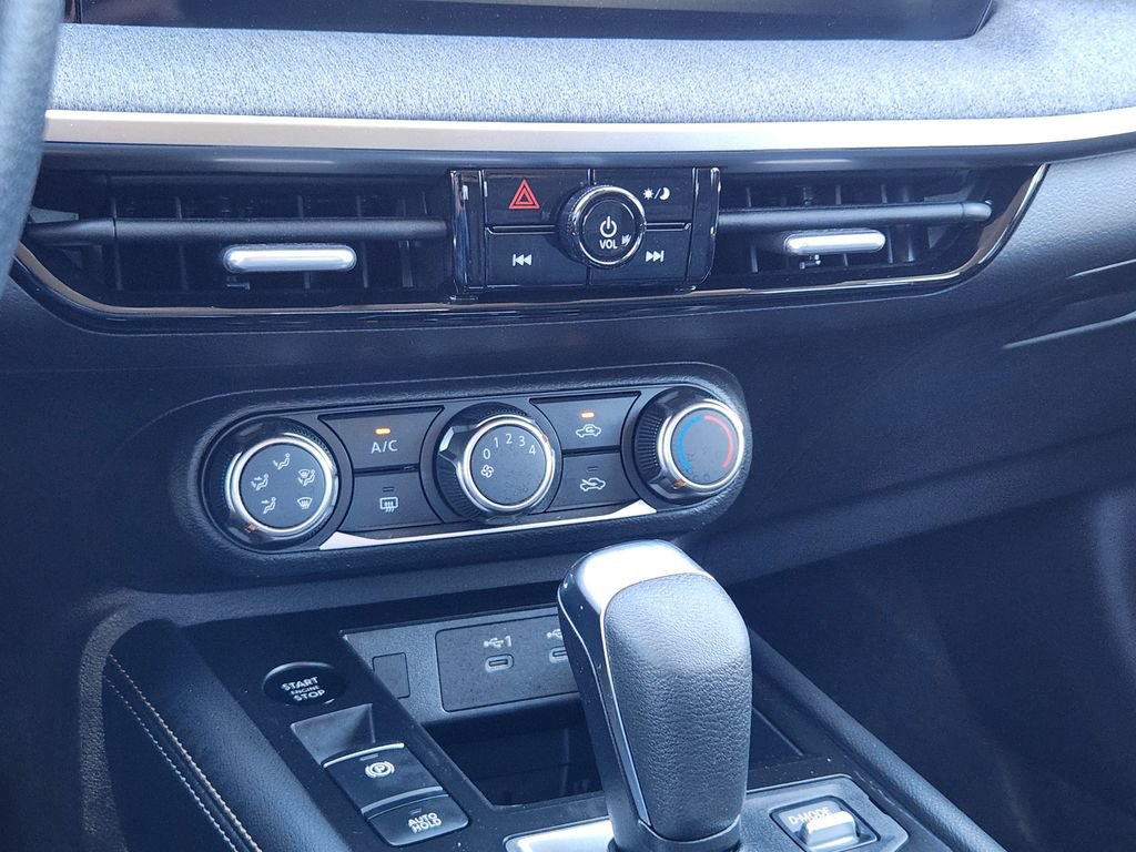 Certified 2025 Nissan Kicks SV AWD/4WD image 16