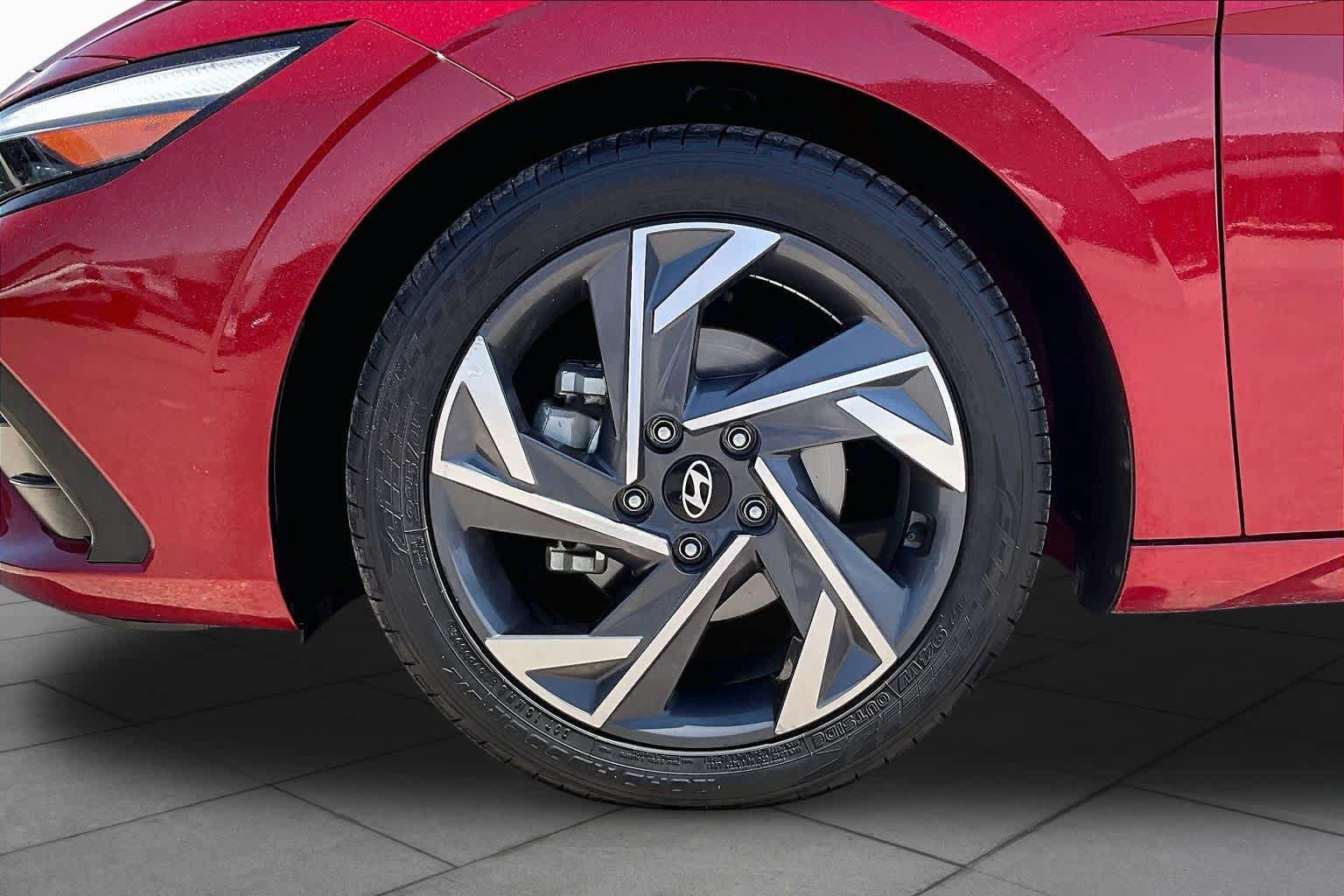 Used 2025 Hyundai Elantra Limited FWD image 10