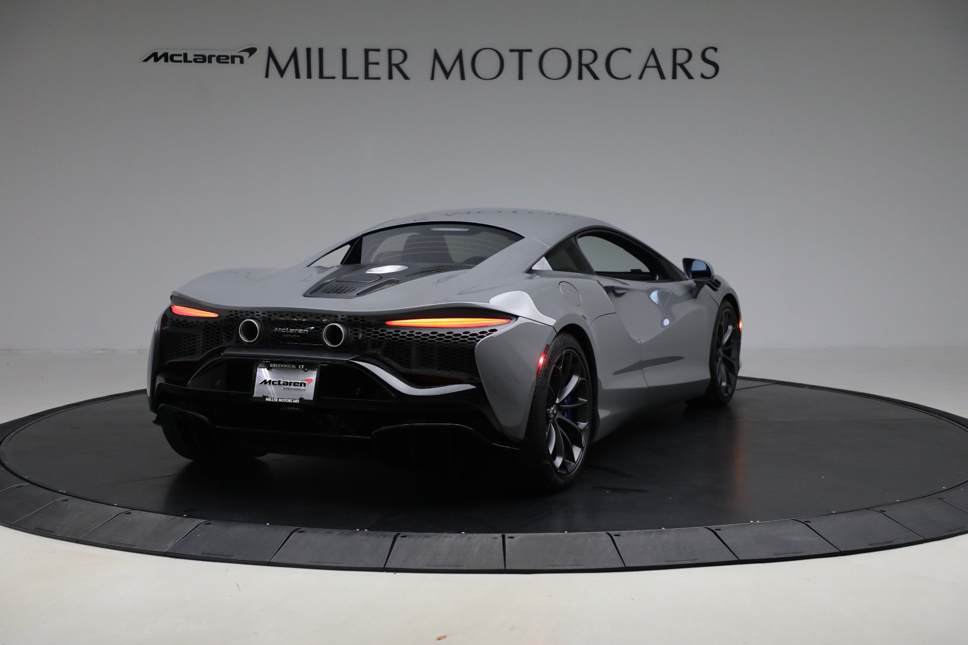 Used 2023 McLaren Artura RWD image 7