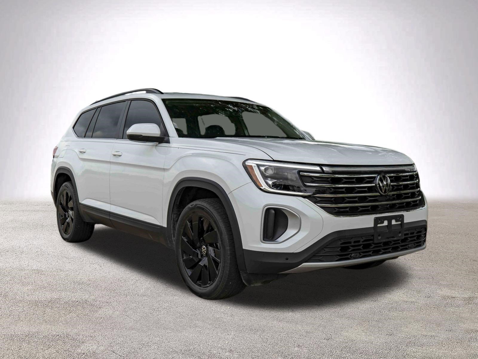 Used 2024 Volkswagen Atlas SE w/ Black Wheel Package FWD image 2