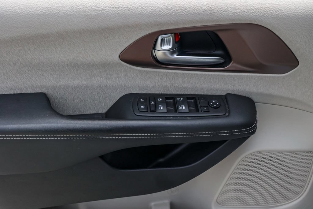 Used 2024 Chrysler Voyager LX FWD image 25