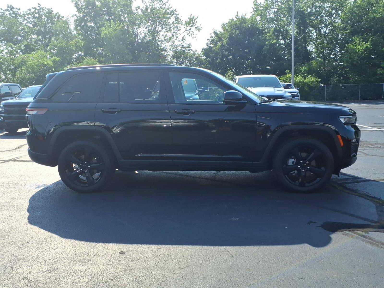 Certified 2023 Jeep Grand Cherokee Limited w/ Black Appearance Package AWD/4WD image 9