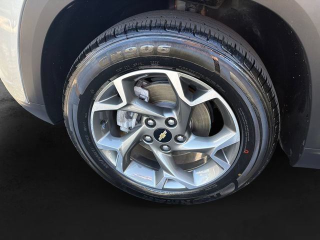 Used 2025 Chevrolet Trax LT FWD image 11