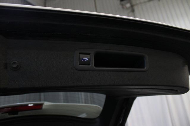 Used 2020 Toyota Highlander Limited image 8