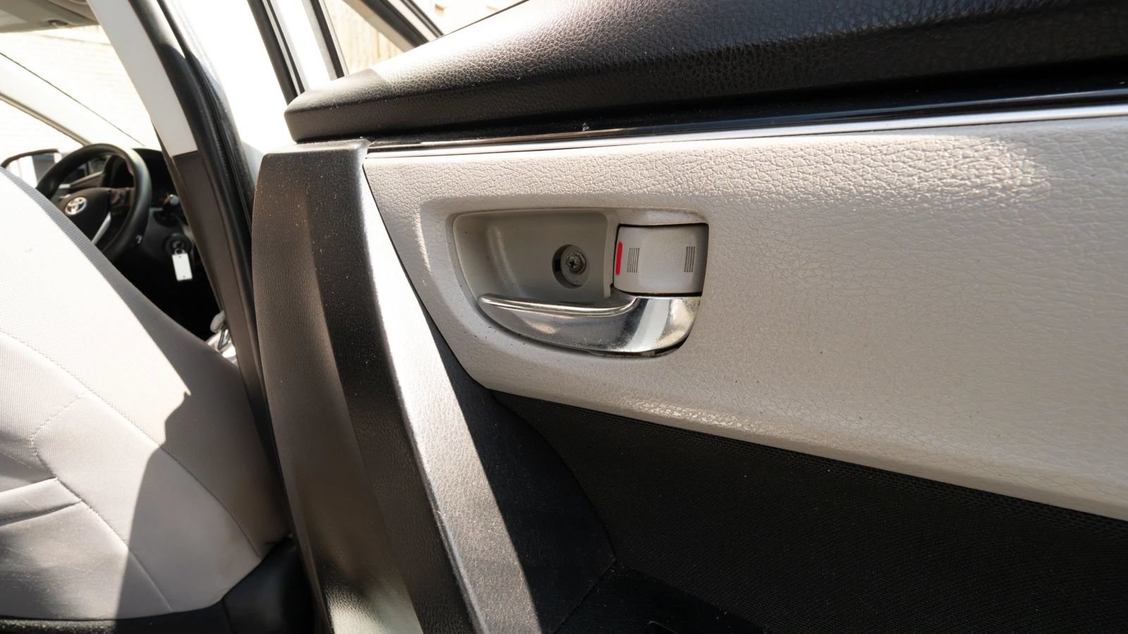Used 2019 Toyota Corolla LE FWD image 18