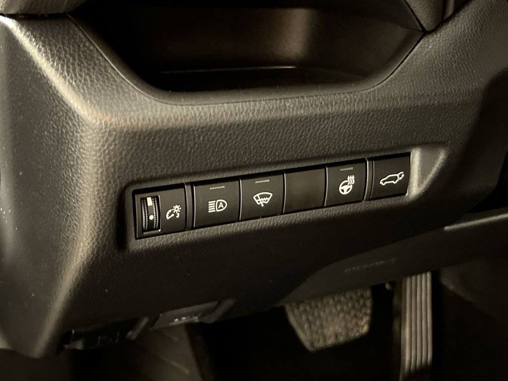 Used 2022 Toyota RAV4 XLE Premium AWD/4WD image 32