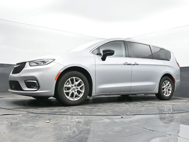 Used 2024 Chrysler Pacifica Touring-L image 46
