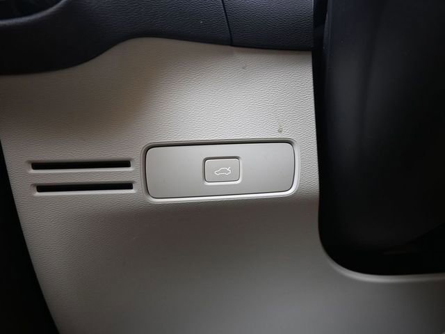 Used 2023 Volvo XC40 B5 Ultimate w/ Climate Package image 28