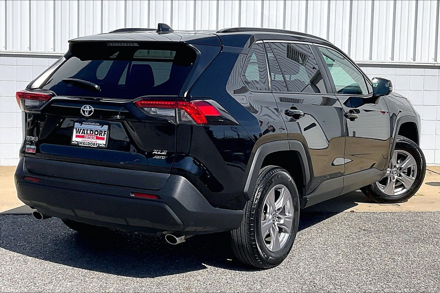 Used 2025 Toyota RAV4 XLE AWD/4WD image 17