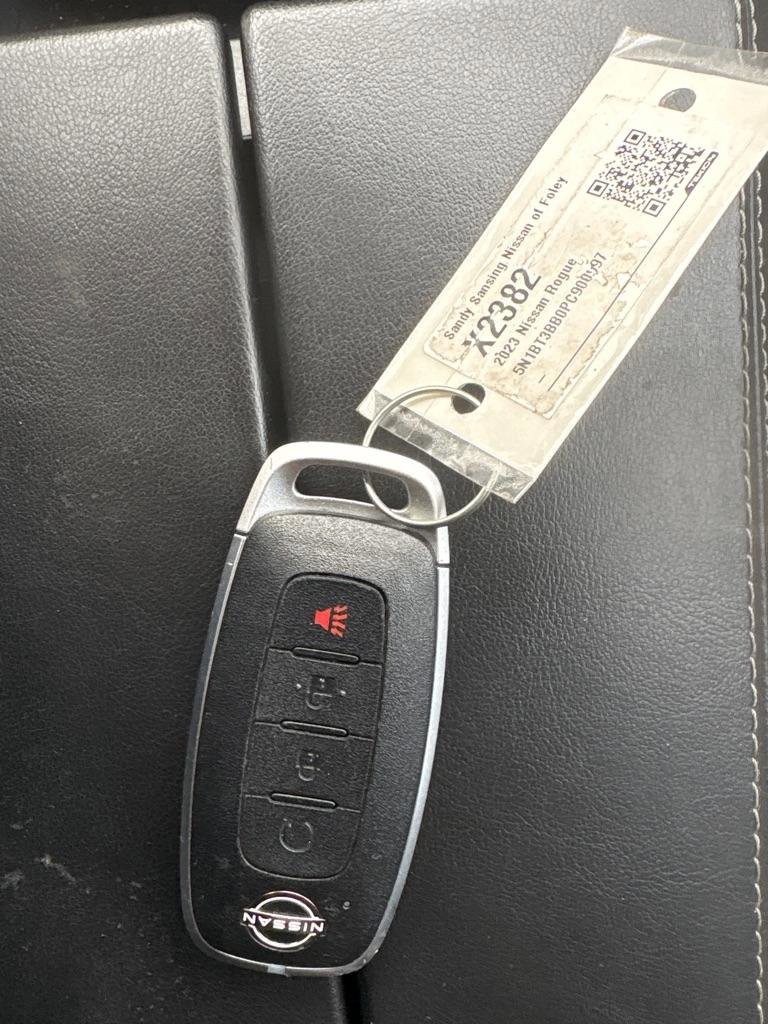 Used 2023 Nissan Rogue SV image 31