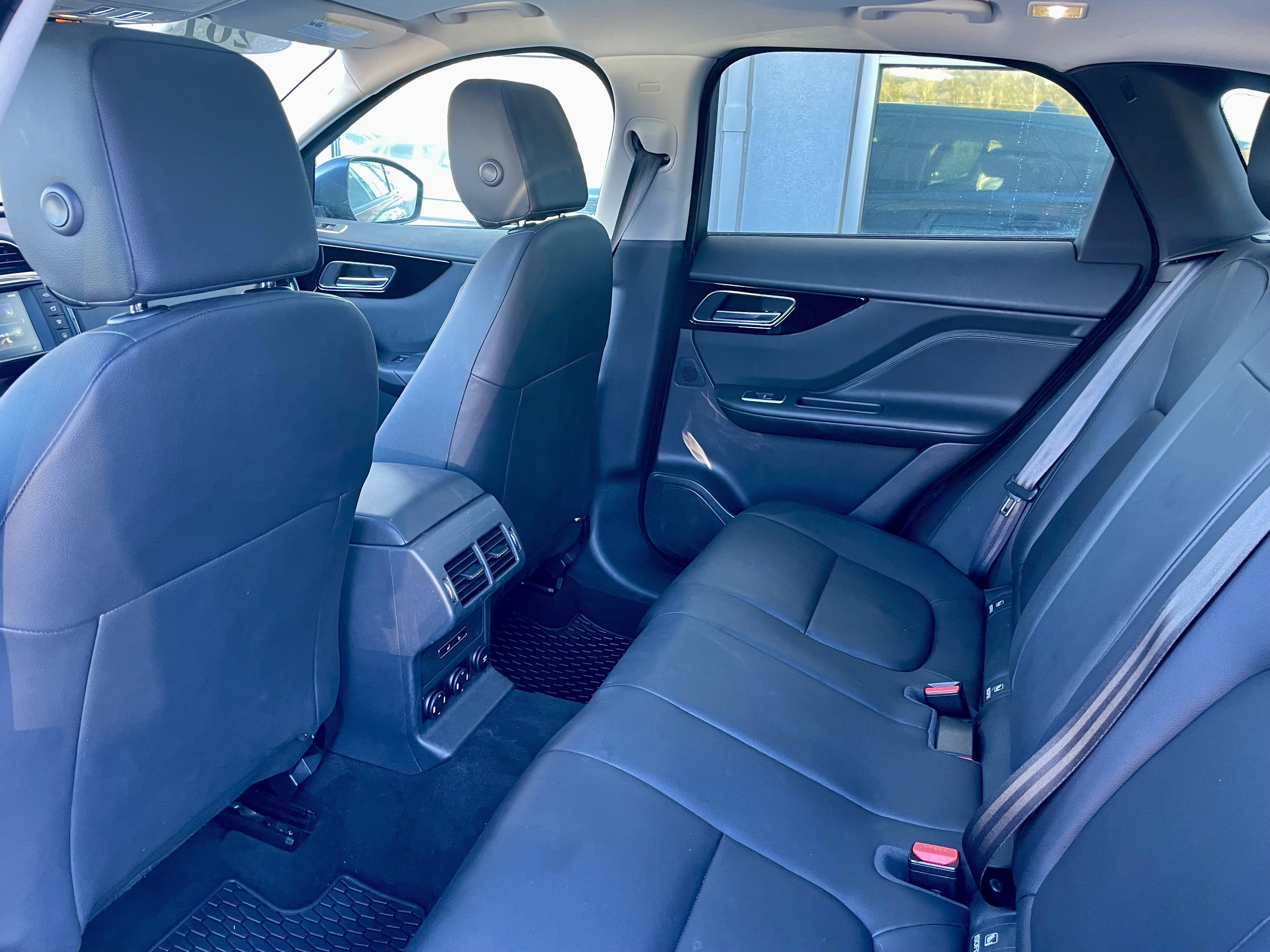 Used 2018 Jaguar F-PACE Premium image 30