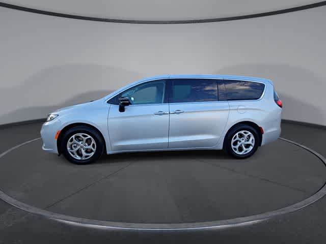 Used 2024 Chrysler Pacifica Limited FWD image 4