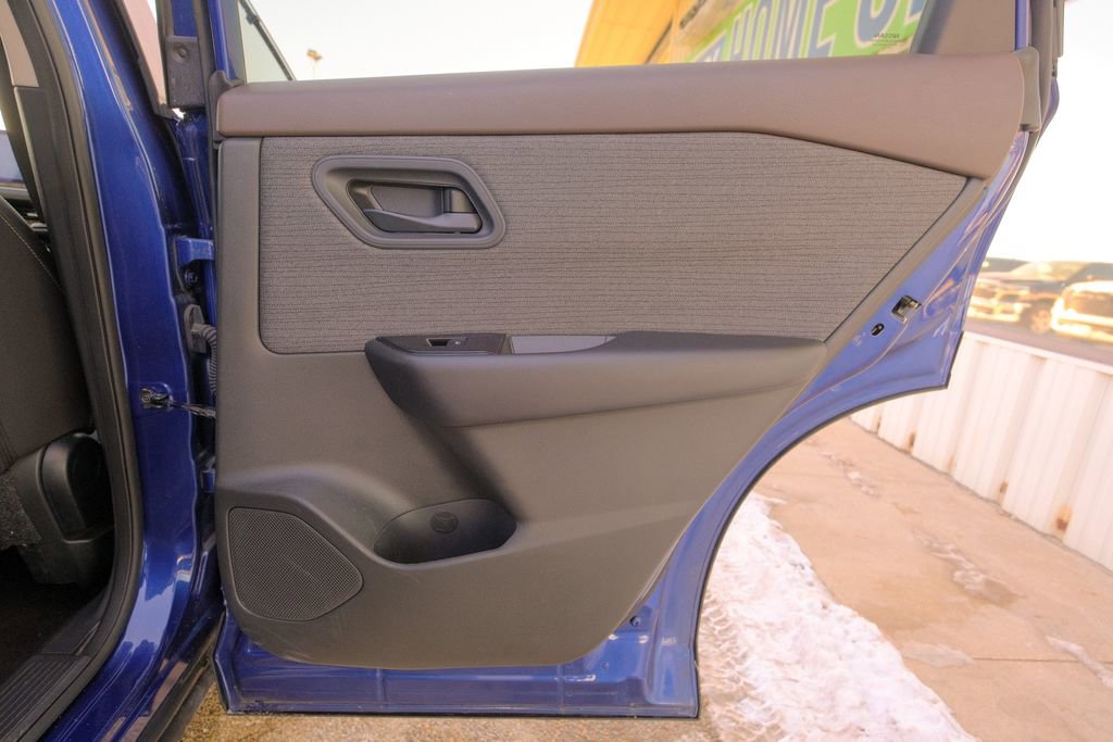 Used 2023 Nissan Rogue S image 21