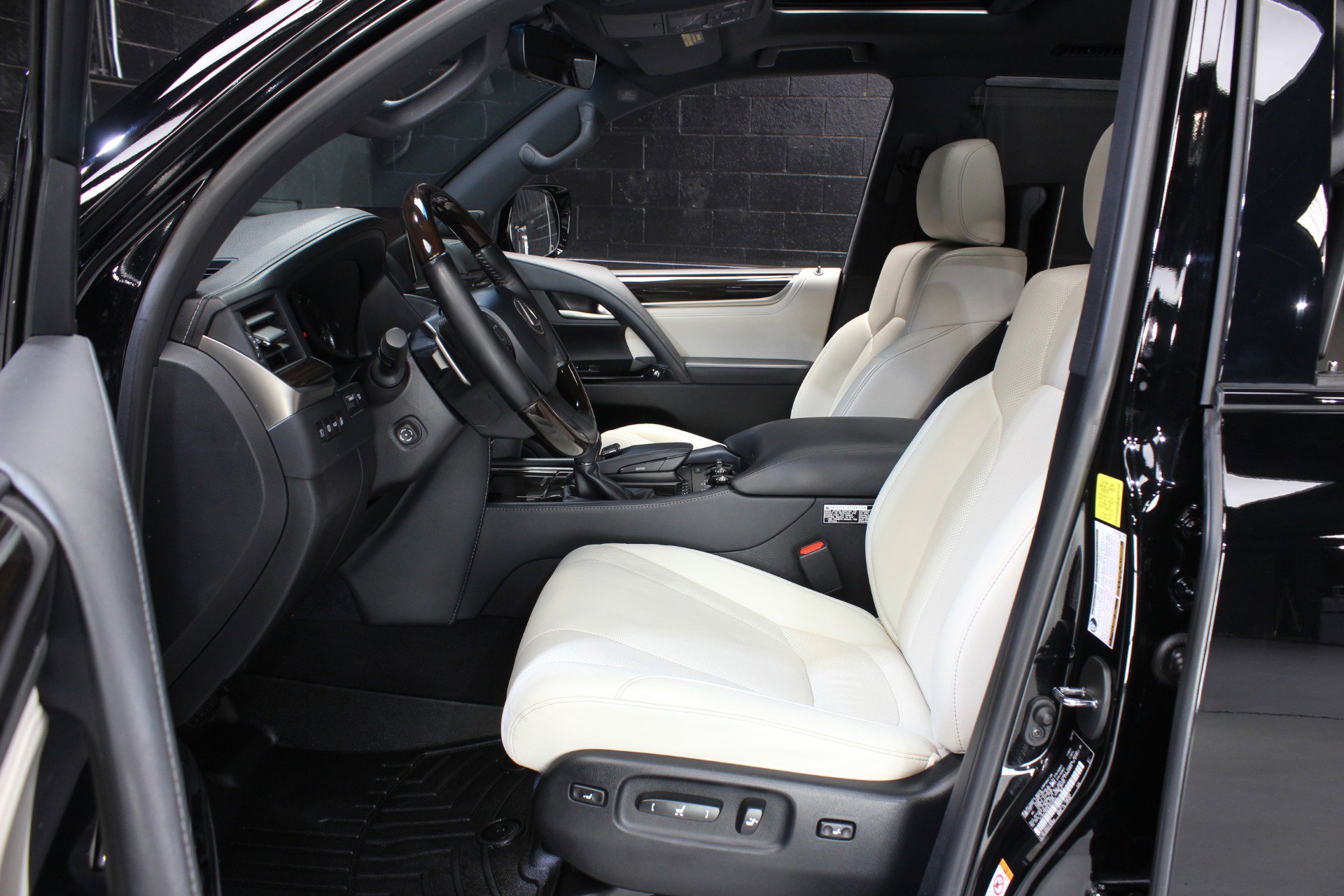 Used 2019 Lexus LX 570 Three-Row Inspiration Series w w/ Inspiration Series image 29