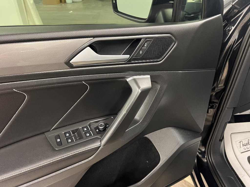 Used 2022 Volkswagen Tiguan SE w/ Panoramic Sunroof Package image 7