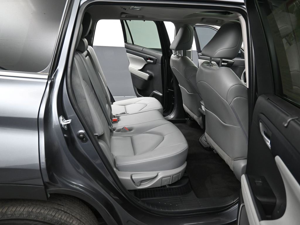 Used 2023 Toyota Highlander XLE image 34