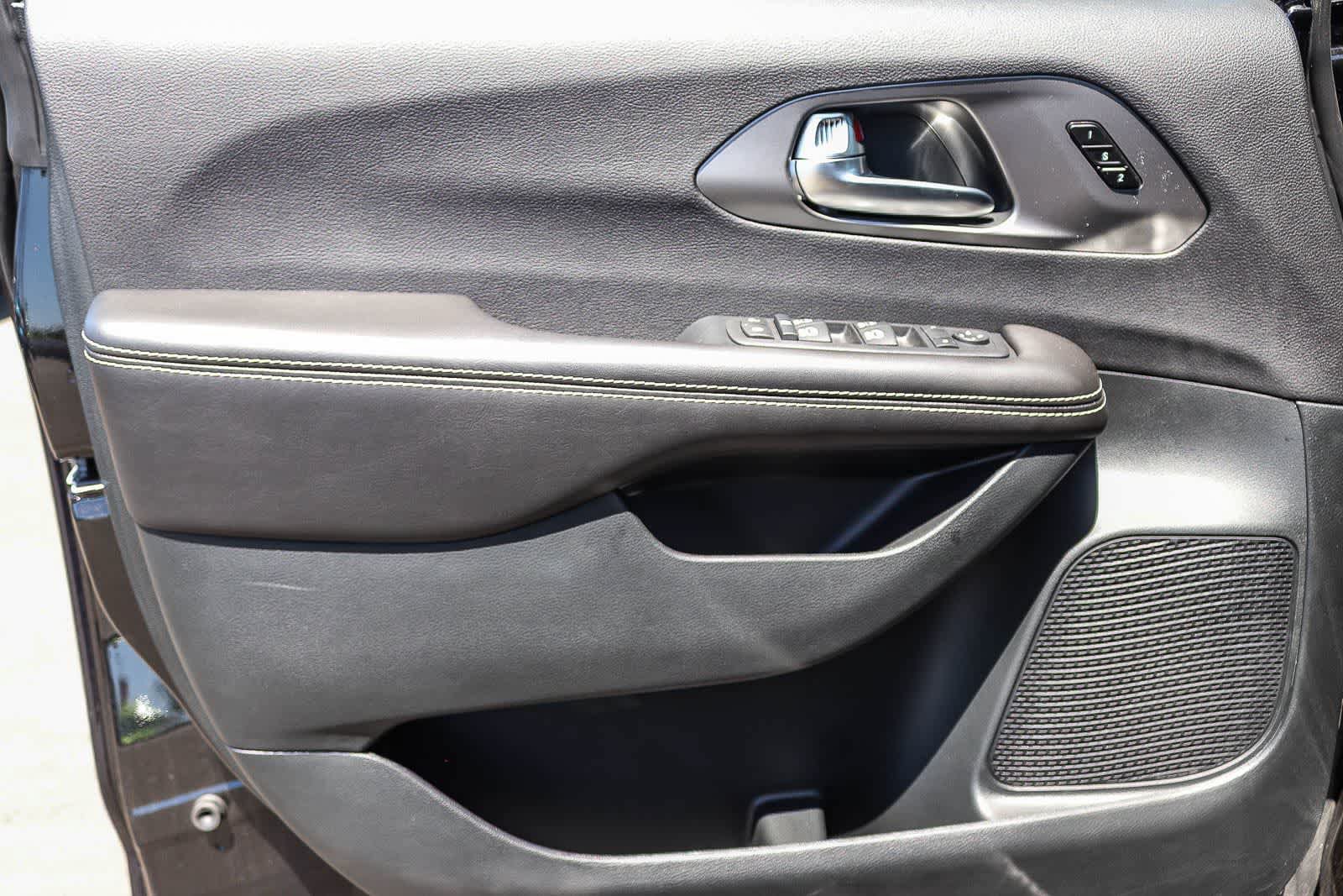 New 2027 Chrysler Pacifica Select FWD image 18