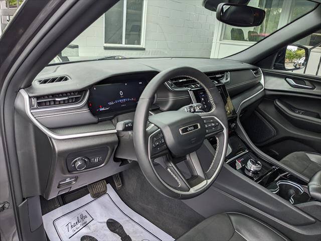 Used 2023 Jeep Grand Cherokee Altitude AWD/4WD image 10