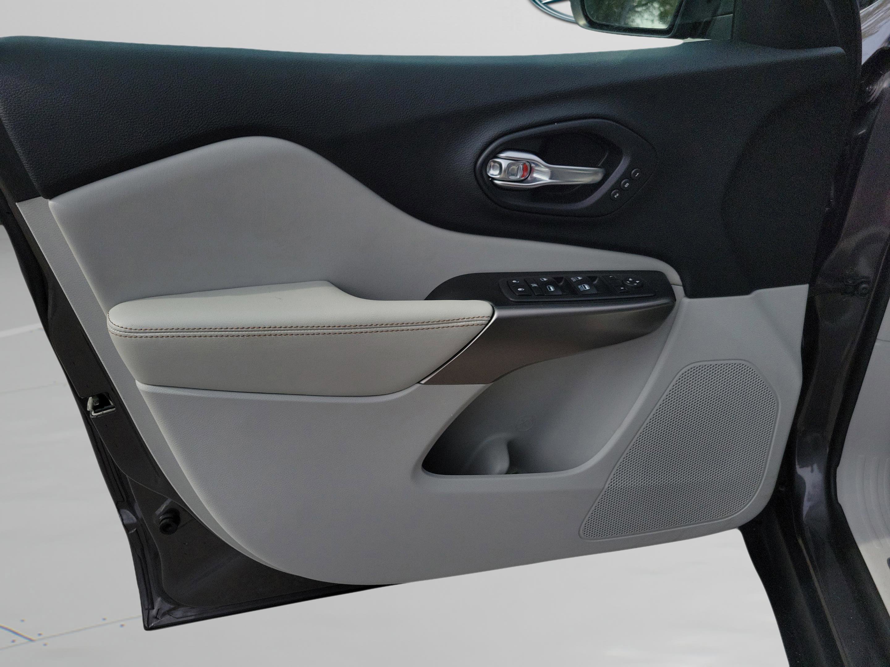 Used 2019 Jeep Cherokee Limited image 26