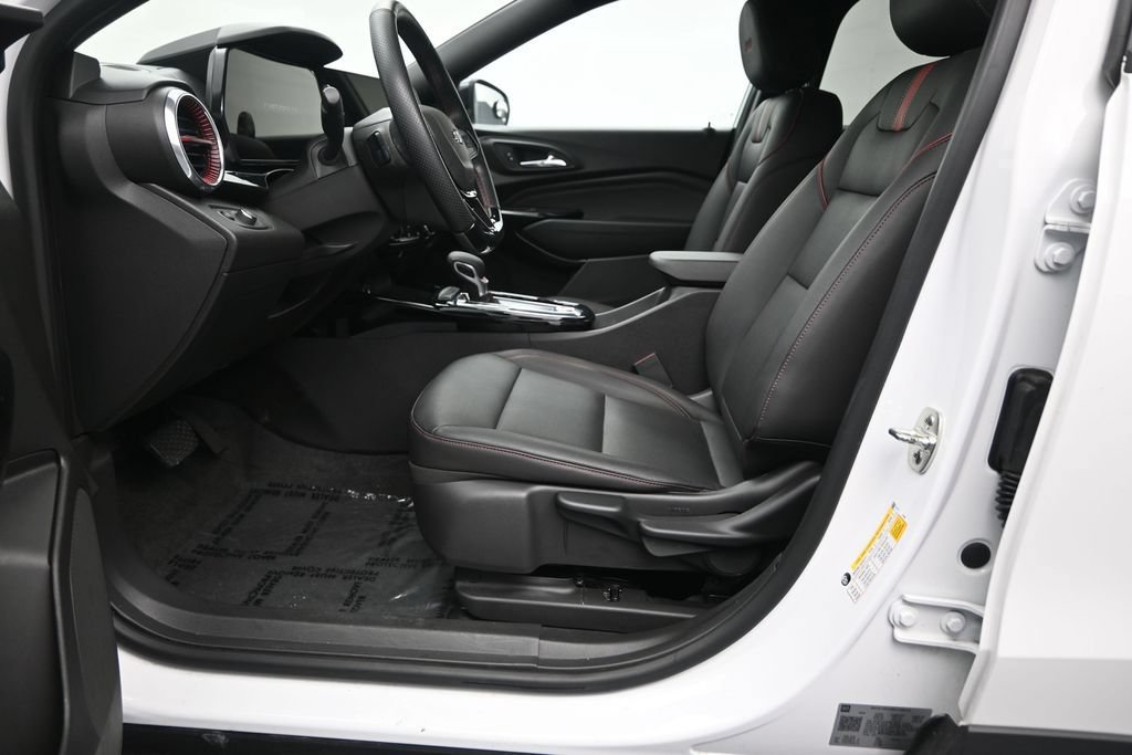 Used 2025 Chevrolet Trax RS FWD image 12