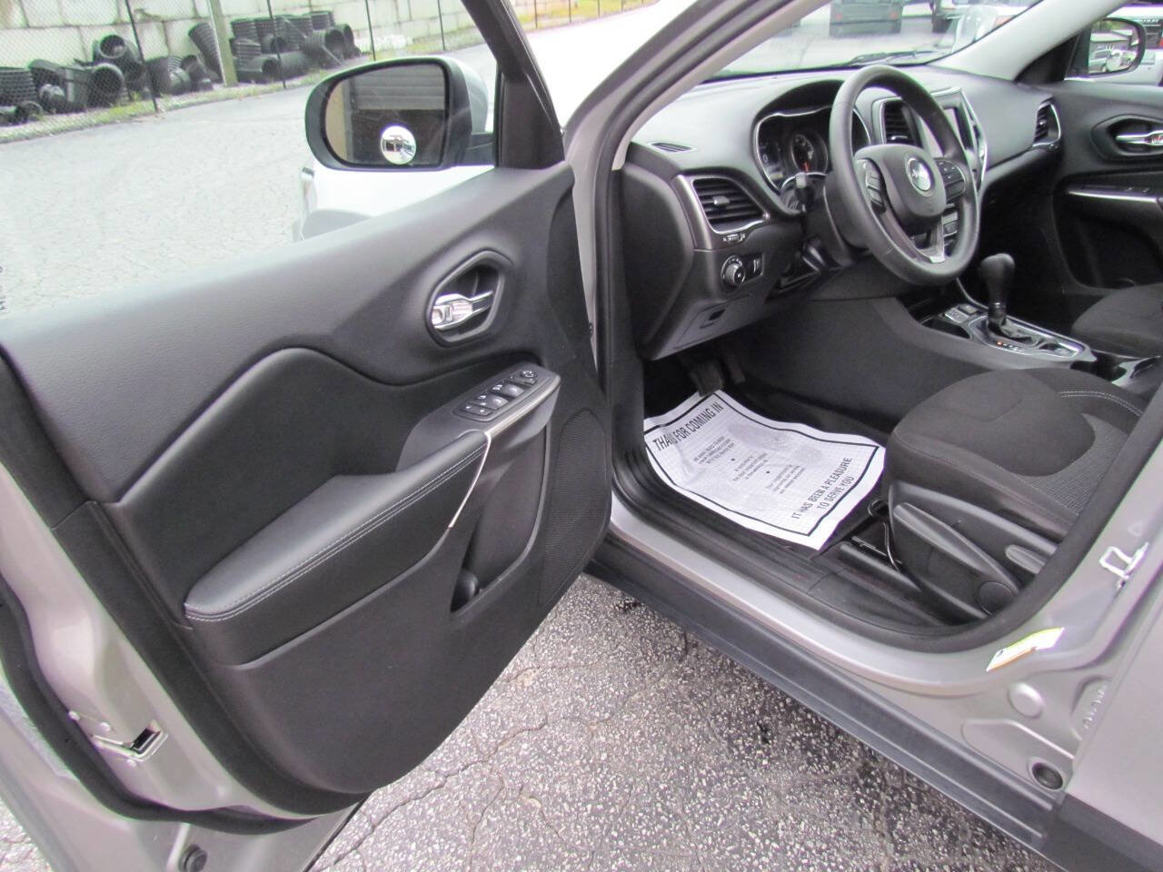 Used 2019 Jeep Cherokee Latitude w/ Popular Appearance Group image 9