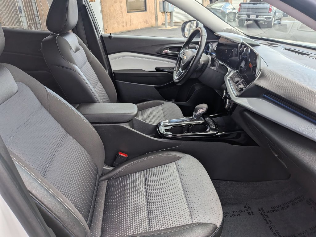 Used 2025 Chevrolet Trax LT w/ LT Convenience Package FWD image 30
