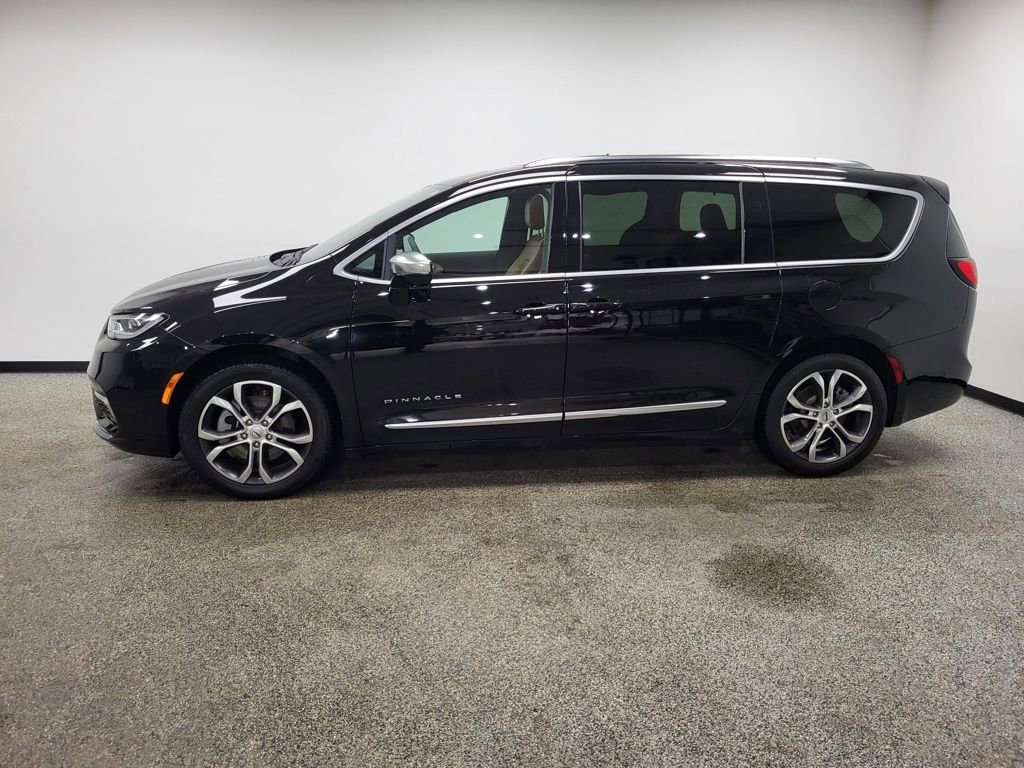 Used 2025 Chrysler Pacifica Pinnacle w/ Trailer Tow Group image 2