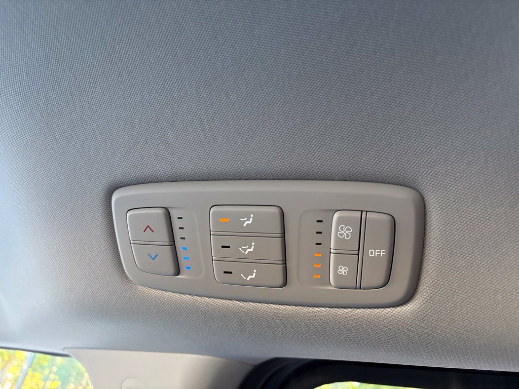 Used 2024 Kia Carnival LX FWD image 15