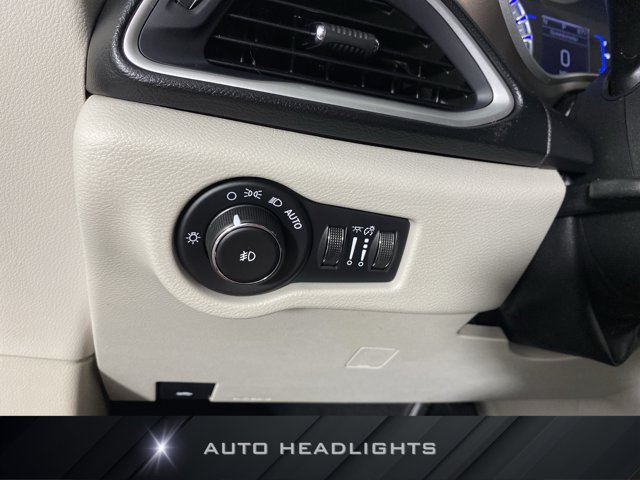 Used 2017 Chrysler Pacifica Touring-L w/ Tire & Wheel Group FWD image 24