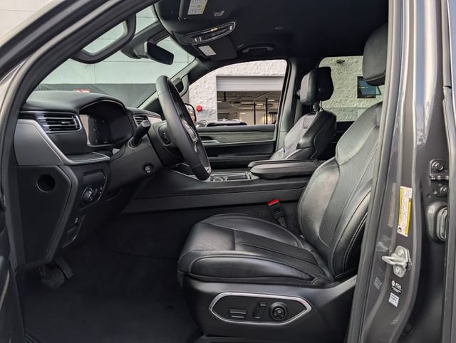 Used 2024 Jeep Wagoneer Series III AWD/4WD image 12