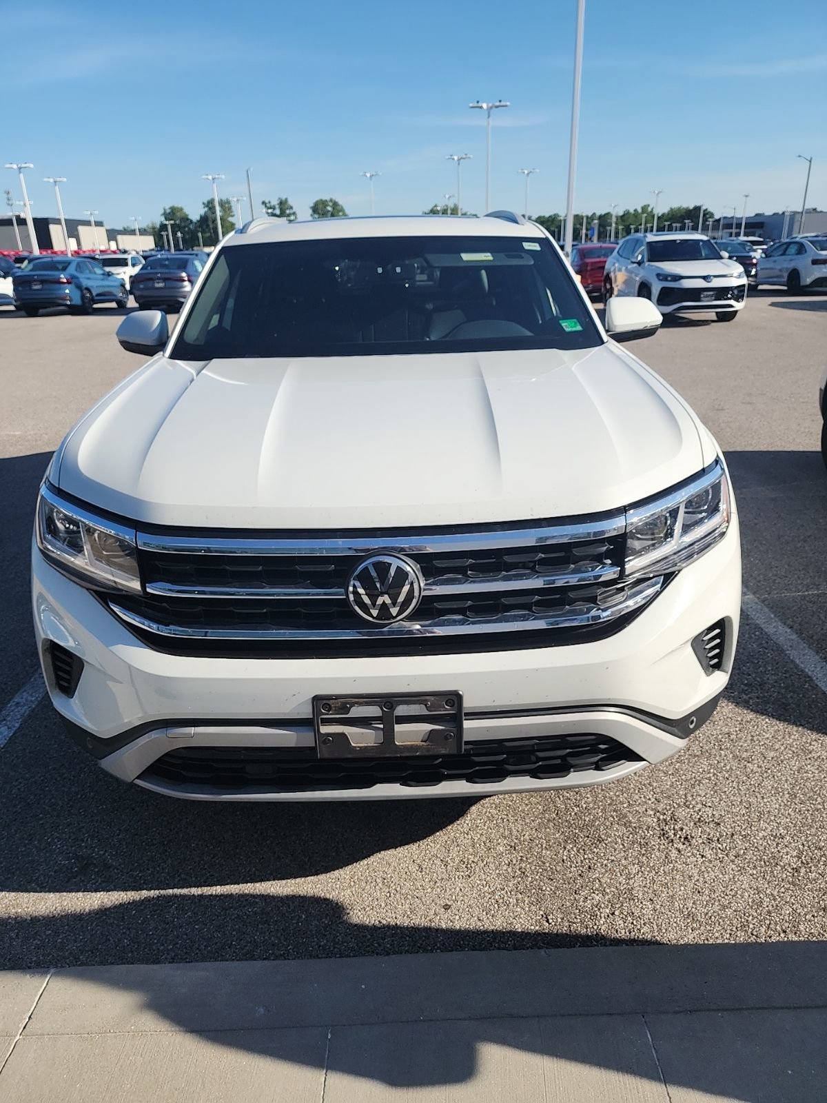 Used 2022 Volkswagen Atlas Cross Sport SE FWD image 2