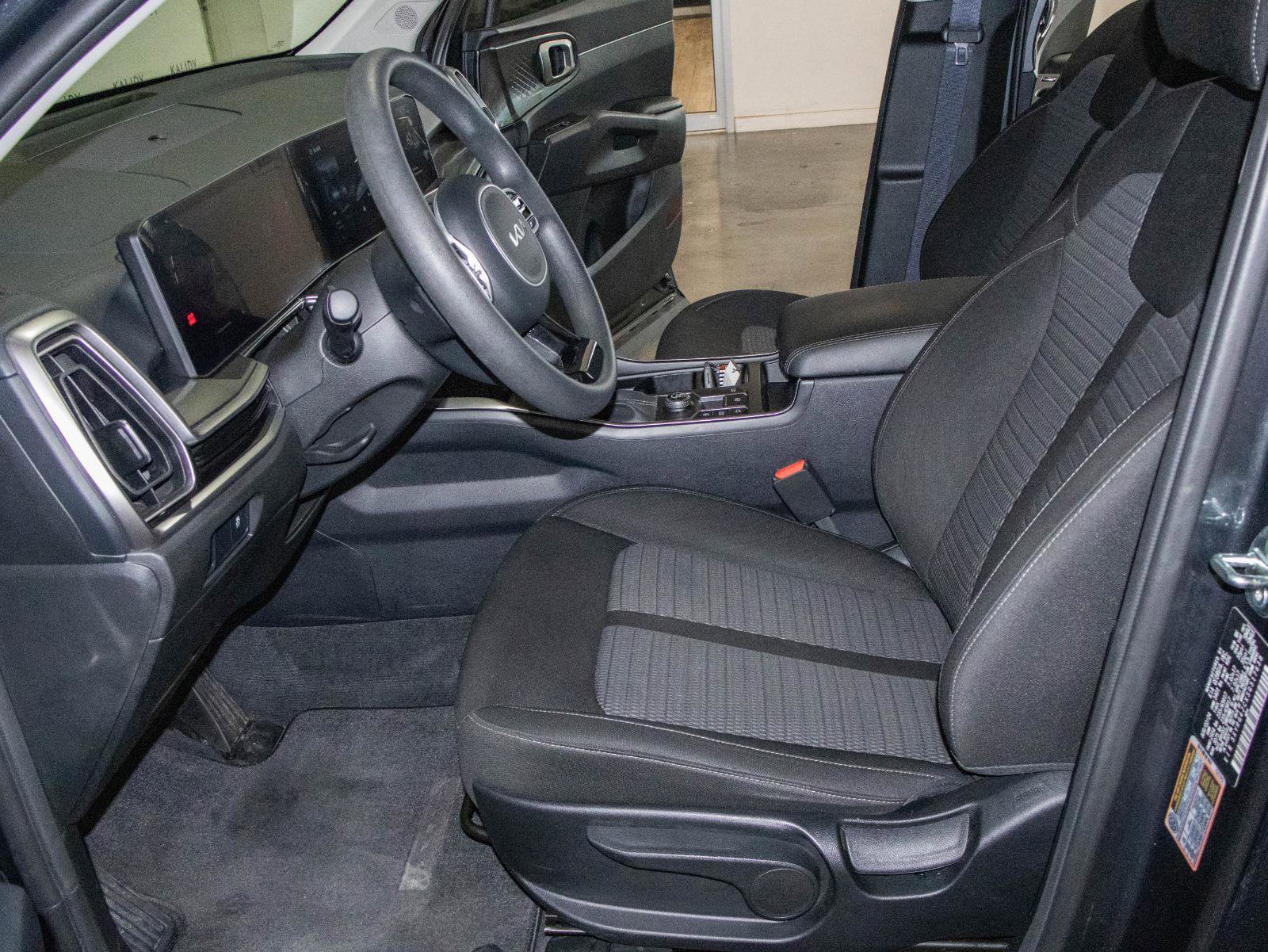 Used 2025 Kia Sorento LX image 7