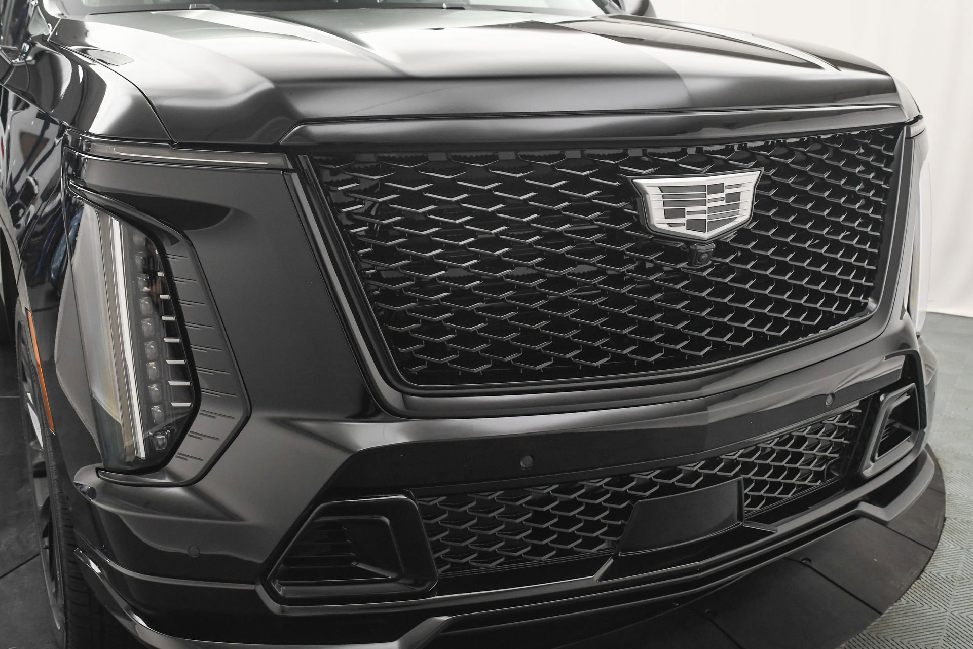 Used 2025 Cadillac Escalade V w/ LPO, ONYX Package image 31