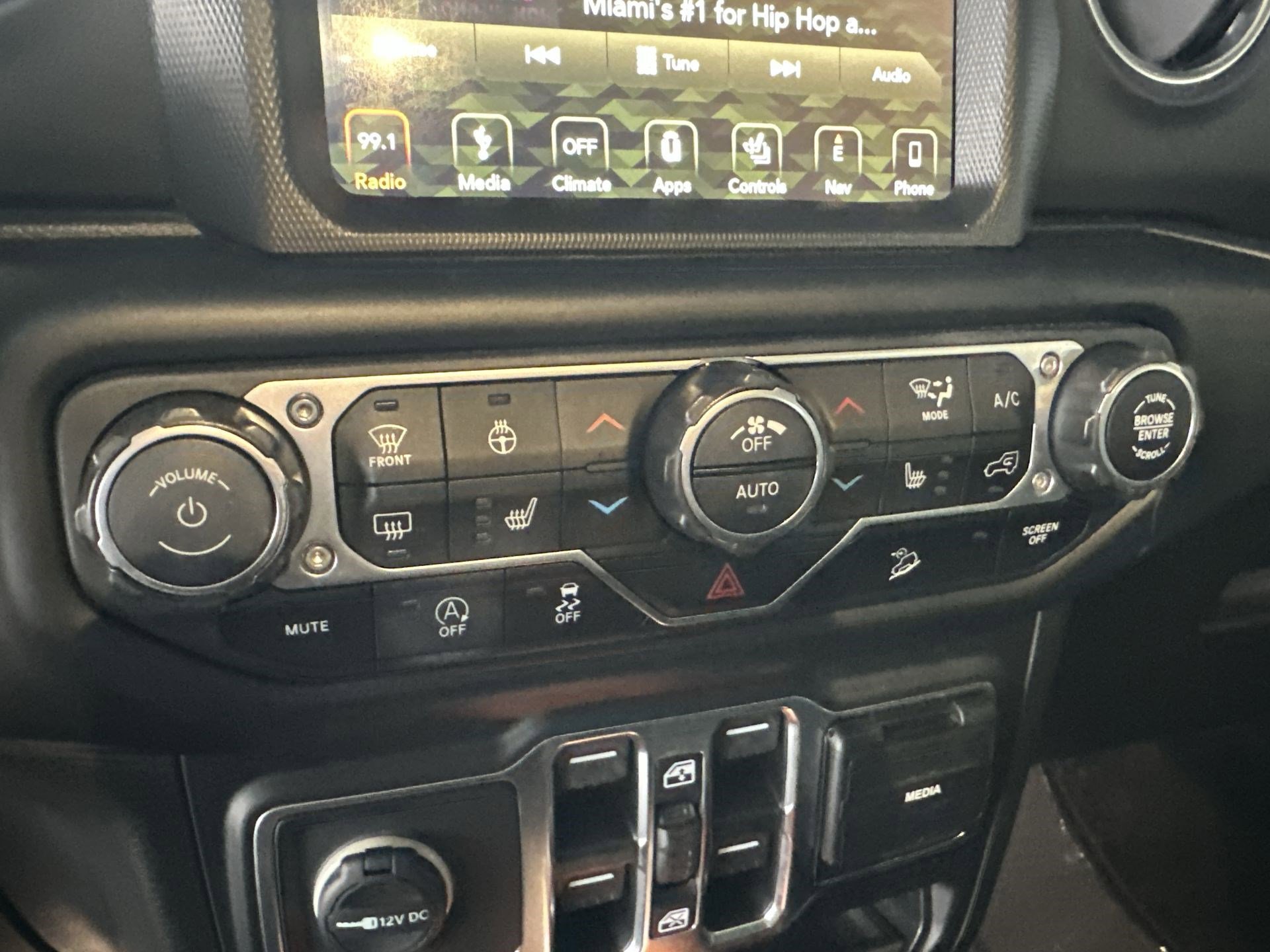 Used 2019 Jeep Wrangler Unlimited Sahara w/ Uconnect 4C Nav & Sound Group image 17