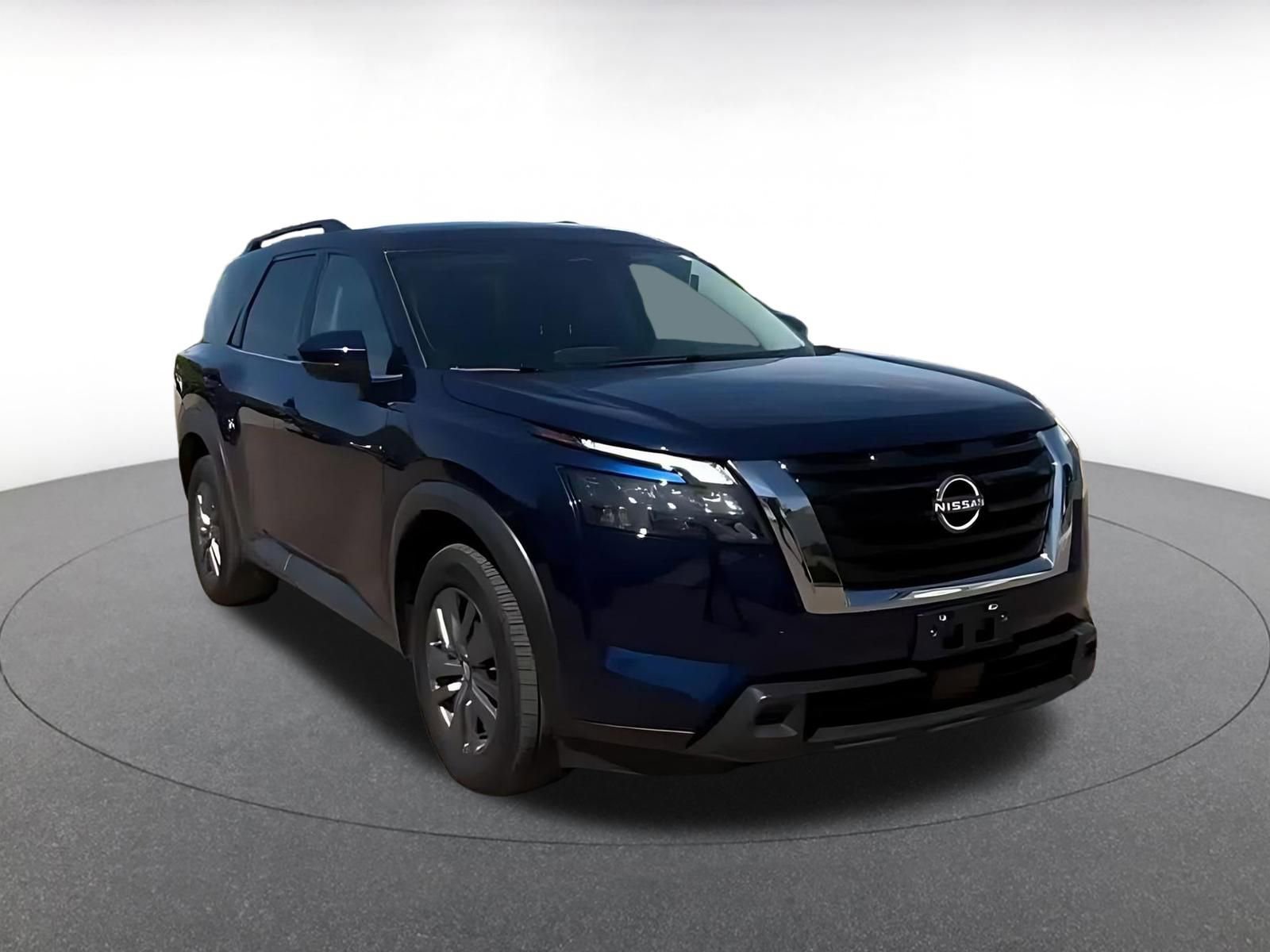 Used 2025 Nissan Pathfinder SV image 3