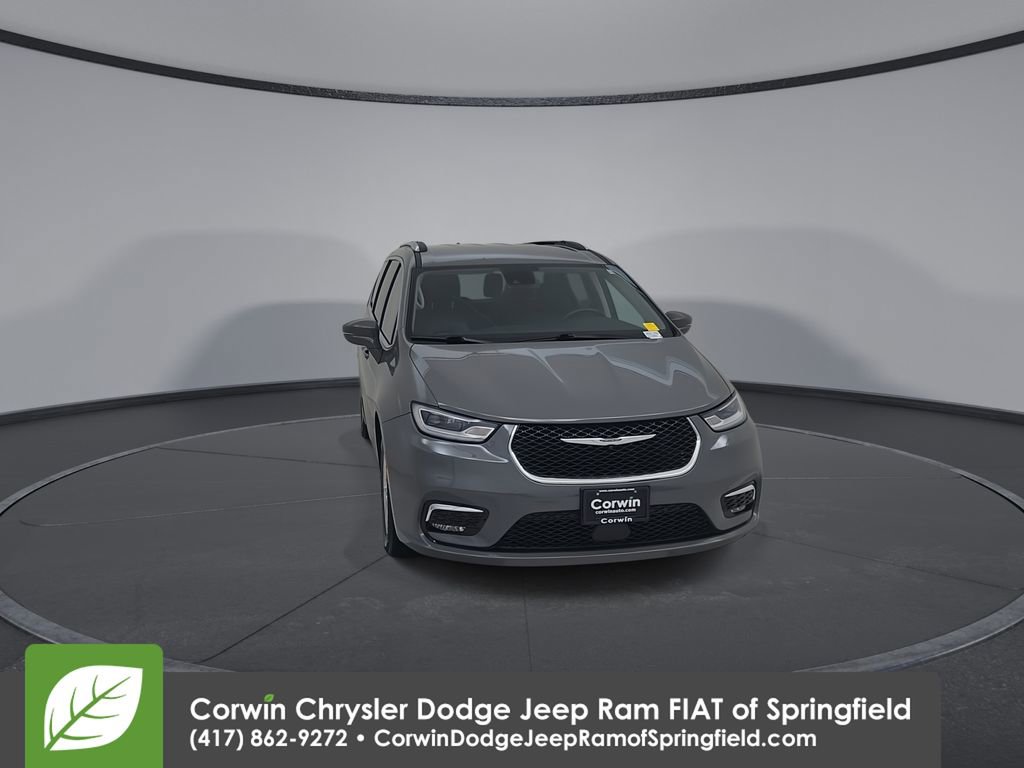 Used 2021 Chrysler Pacifica Touring-L w/ Uconnect Theater Family Group FWD image 4
