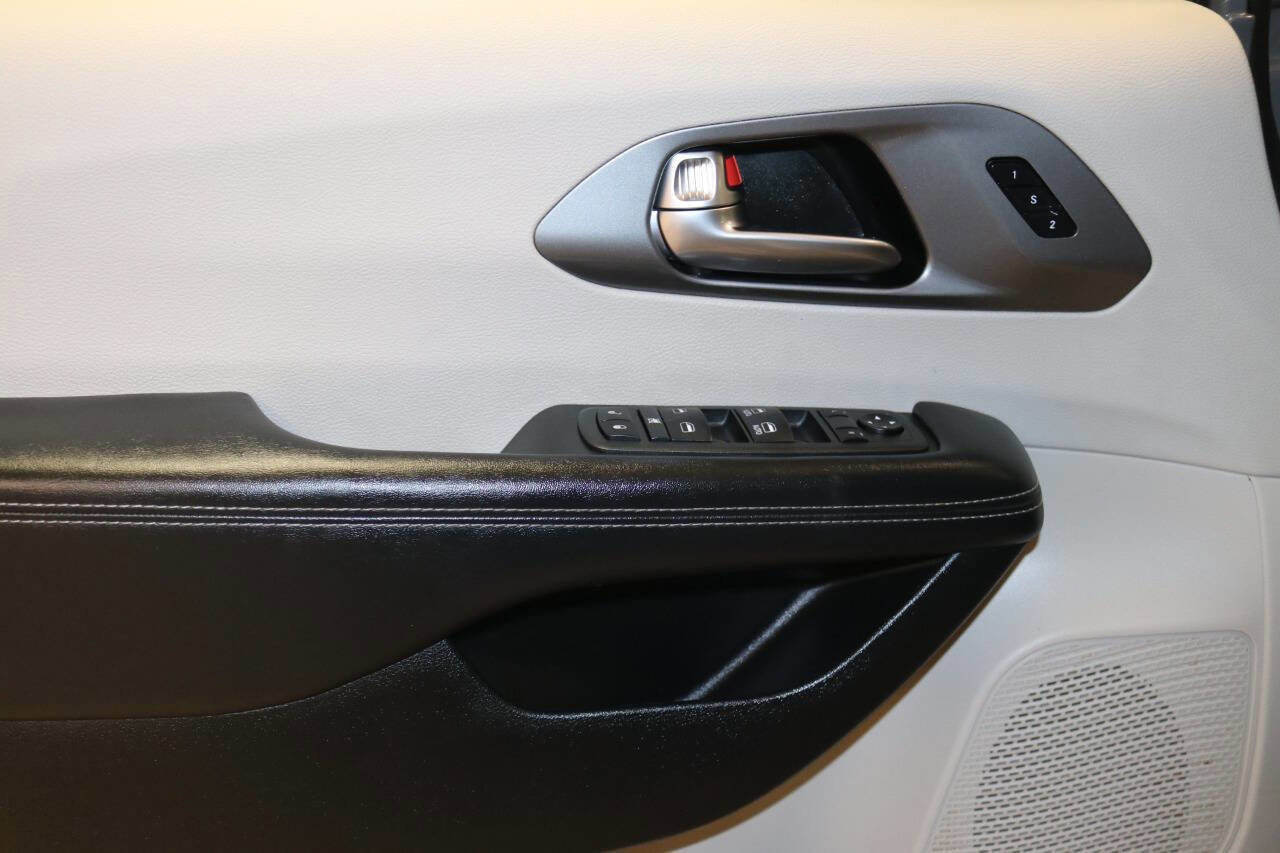Used 2023 Chrysler Pacifica Touring-L image 93