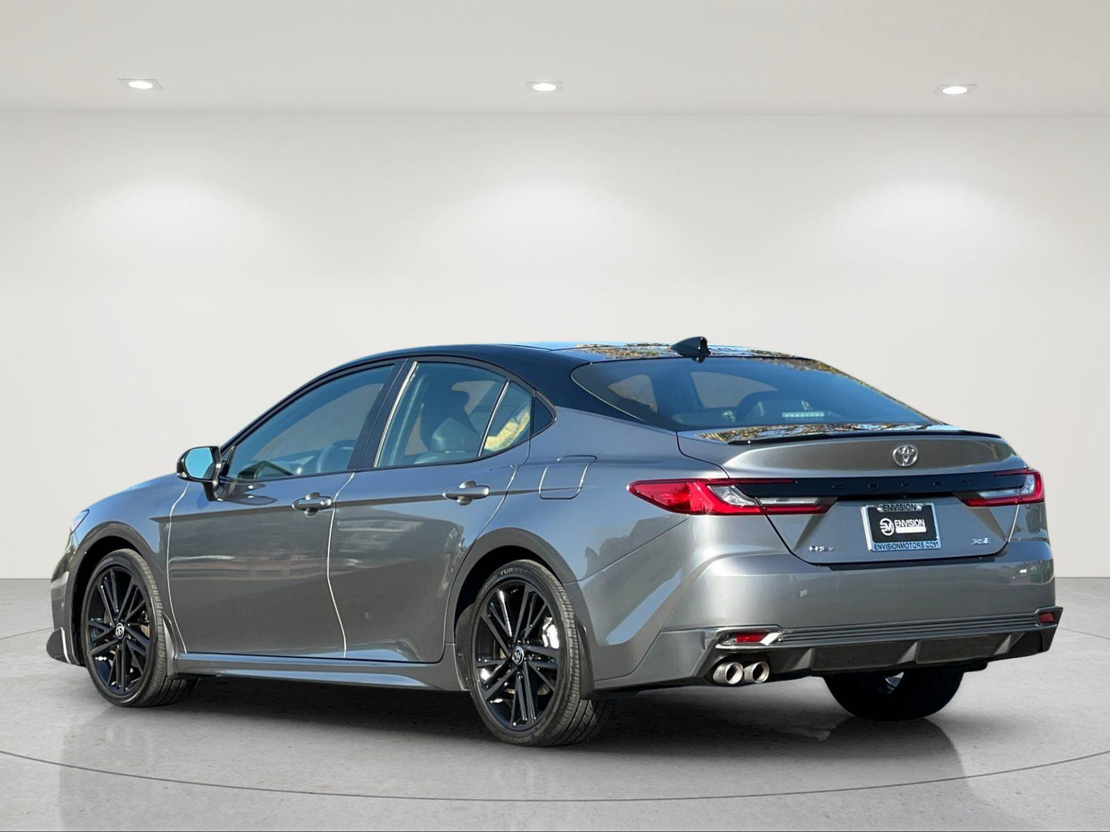 Used 2025 Toyota Camry XSE FWD image 3