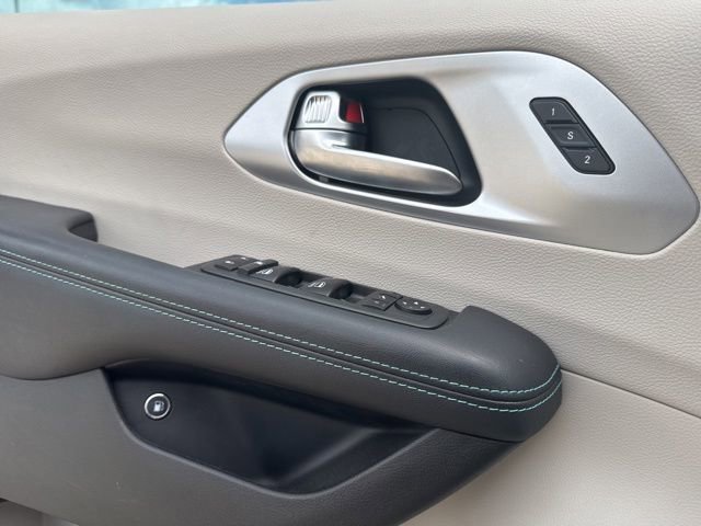 Used 2020 Chrysler Pacifica Limited w/ Advanced Safetytec Group FWD image 7