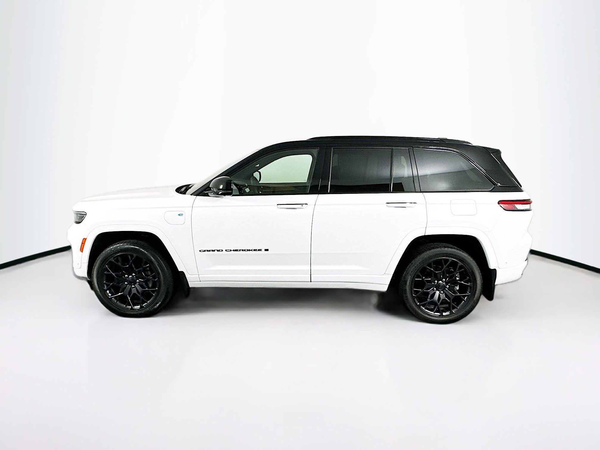 Used 2024 Jeep Grand Cherokee Summit AWD/4WD image 4