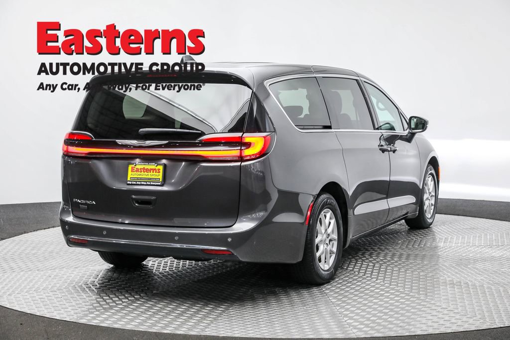 Used 2023 Chrysler Pacifica Touring-L FWD image 5