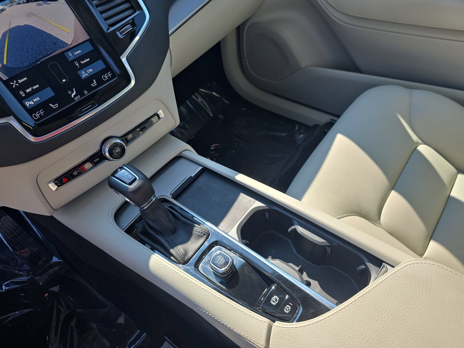 Used 2022 Volvo XC90 T5 Momentum FWD image 24