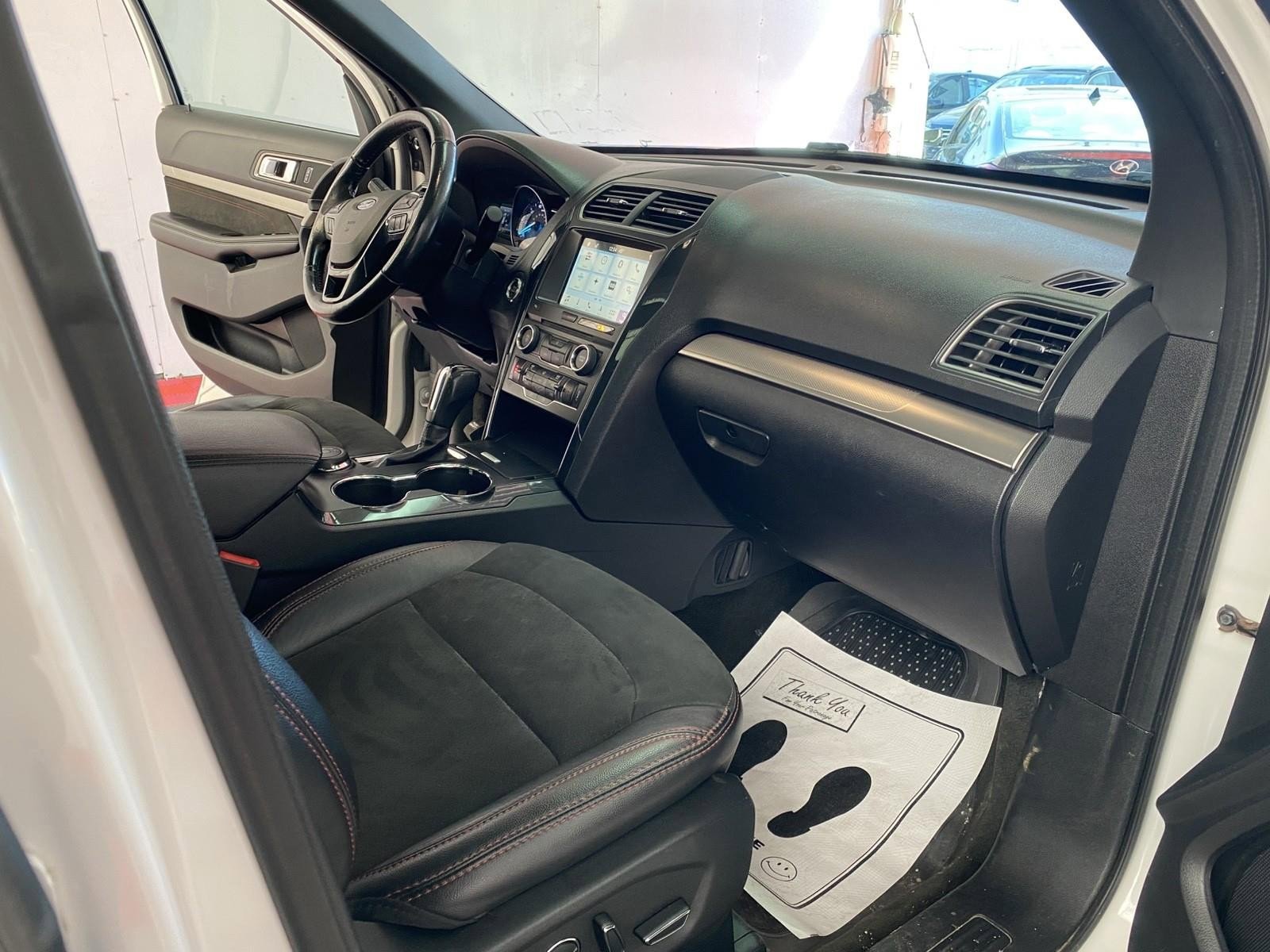 Used 2018 Ford Explorer XLT w/ Equipment Group 202A AWD/4WD image 8