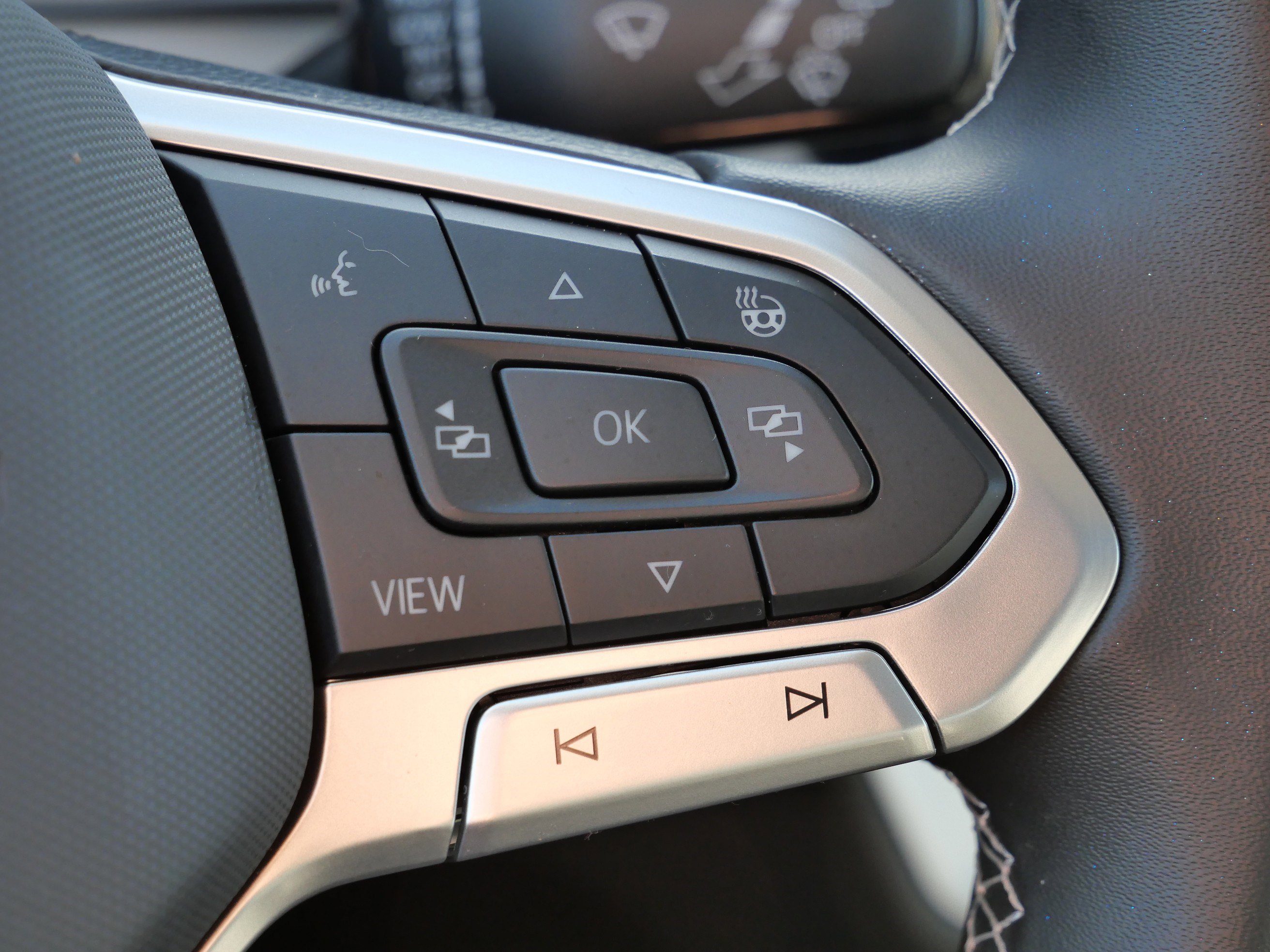 Certified 2025 Volkswagen Taos SE image 32