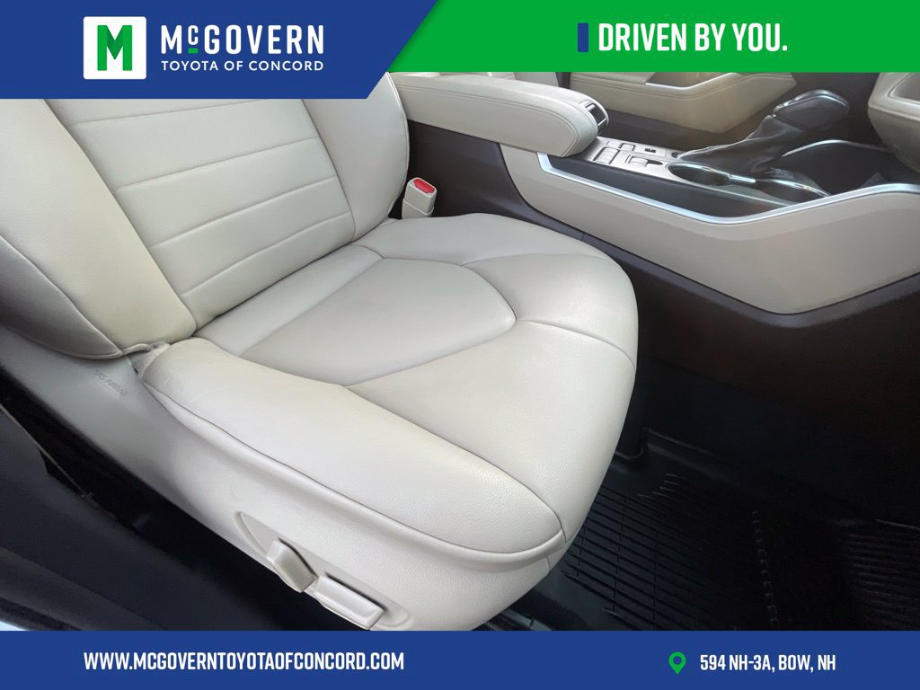 Used 2021 Toyota Highlander XLE AWD/4WD image 29