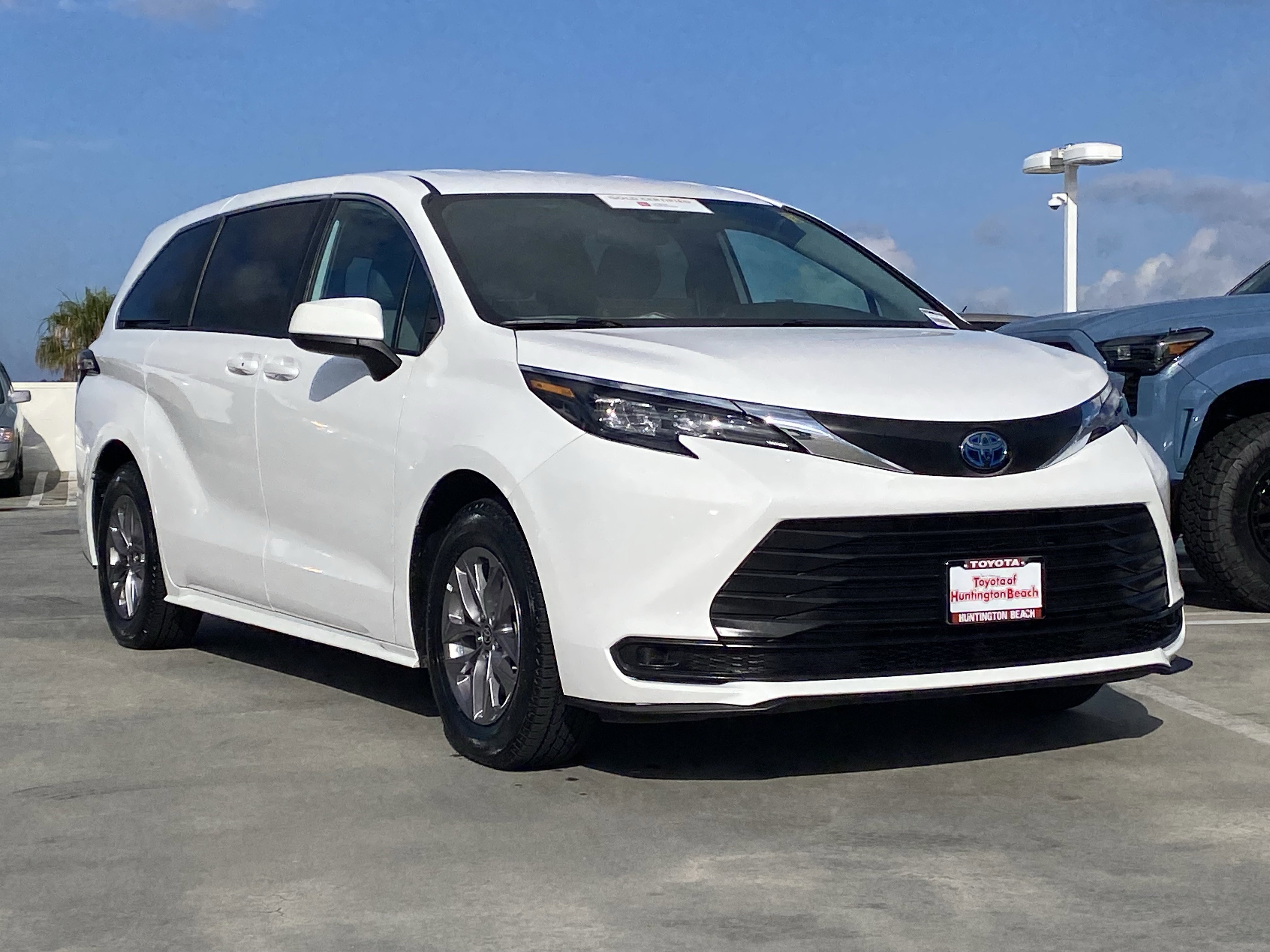 Certified 2025 Toyota Sienna LE FWD image 2