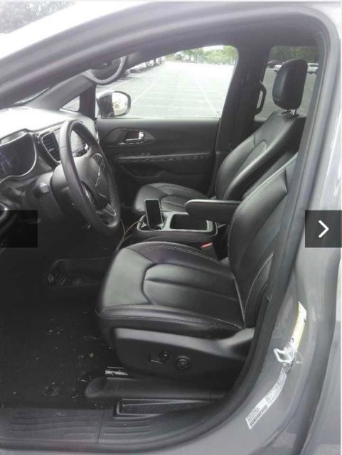 Used 2025 Chrysler Pacifica Select FWD image 3