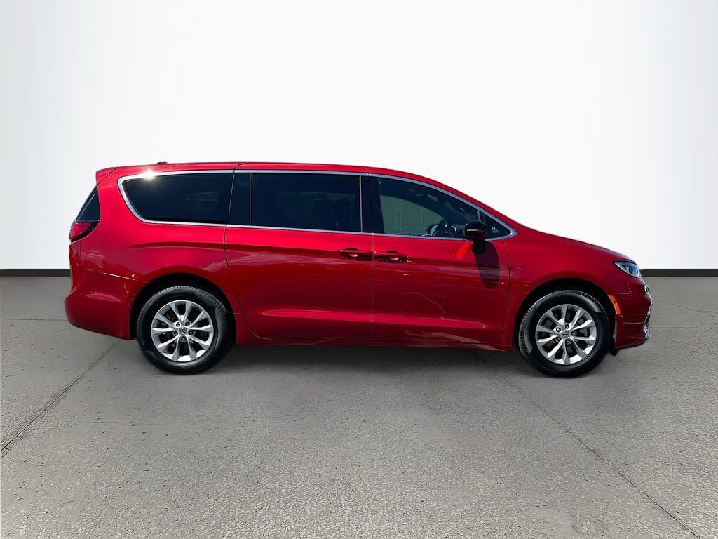 Used 2025 Chrysler Pacifica Select AWD/4WD image 8